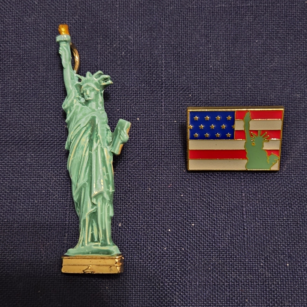Statue of Liberty Keychain and Pin Set